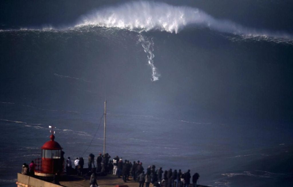 el impresionante espectaculo de las olas gigantes de nazare